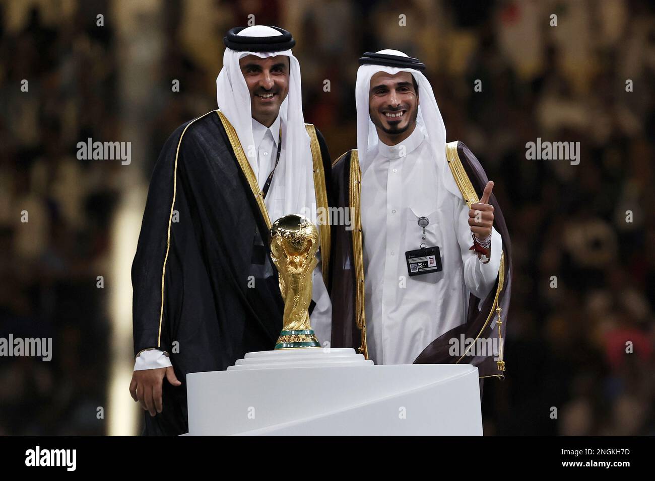 AL DAAYEN - (LR) Emir von Katar Scheich Tamim bin Hamad Al Thani, Scheich Jassim bin Hamad Al Thani während des Finalspiels der FIFA-Weltmeisterschaft Katar 2022 zwischen Argentinien und Frankreich im Lusail-Stadion am 18. Dezember 2022 in Al Daayen, Katar. AP | niederländische Höhe | MAURICE AUS STEIN Stockfoto