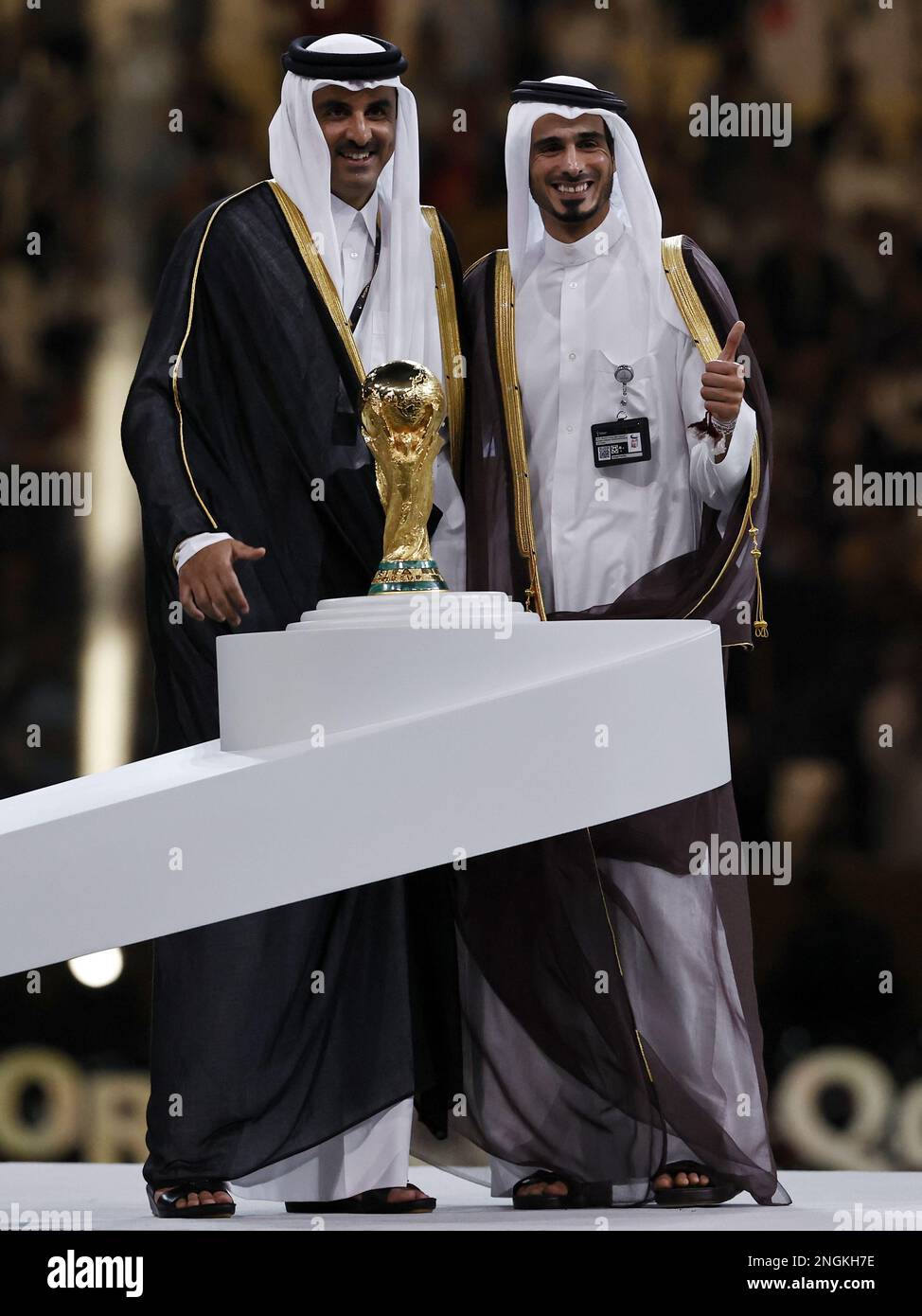 AL DAAYEN - (LR) Emir von Katar Scheich Tamim bin Hamad Al Thani, Scheich Jassim bin Hamad Al Thani während des Finalspiels der FIFA-Weltmeisterschaft Katar 2022 zwischen Argentinien und Frankreich im Lusail-Stadion am 18. Dezember 2022 in Al Daayen, Katar. AP | niederländische Höhe | MAURICE AUS STEIN Stockfoto