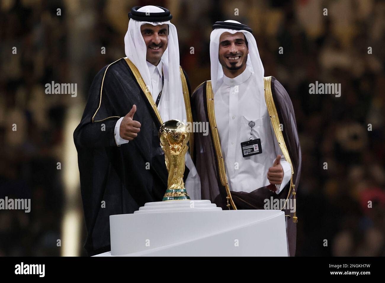 AL DAAYEN - (LR) Emir von Katar Scheich Tamim bin Hamad Al Thani, Scheich Jassim bin Hamad Al Thani während des Finalspiels der FIFA-Weltmeisterschaft Katar 2022 zwischen Argentinien und Frankreich im Lusail-Stadion am 18. Dezember 2022 in Al Daayen, Katar. AP | niederländische Höhe | MAURICE AUS STEIN Stockfoto