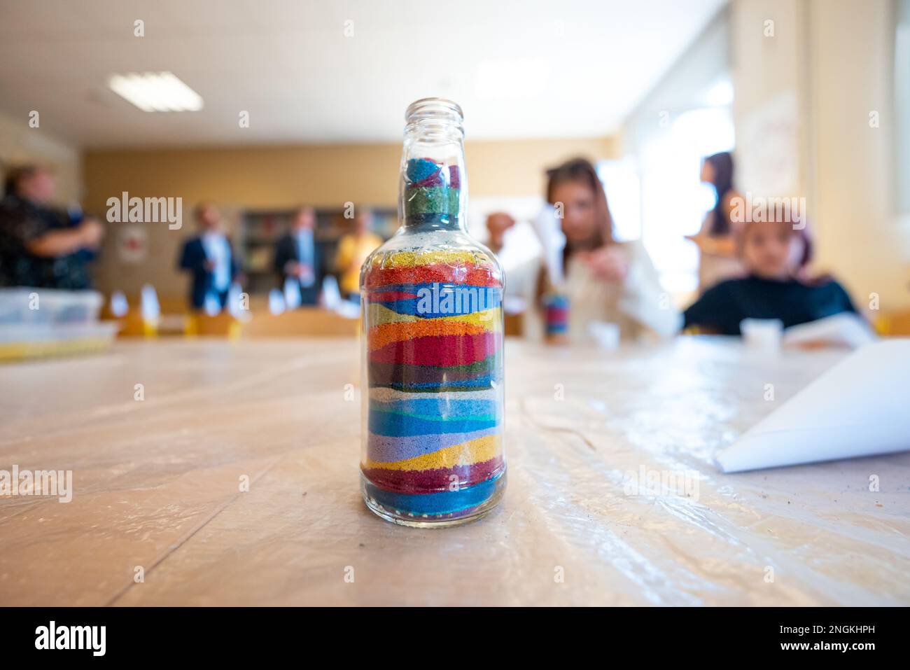 Farbiger Sand in einer Glasflasche, ein ideales Therapiewerkzeug für Kinder Stockfoto