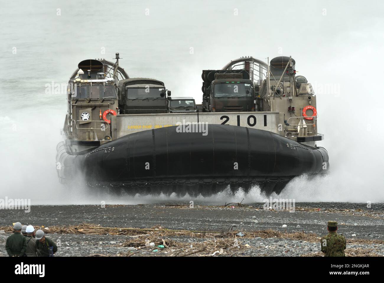 Präfektur Shizuoka, Japan - 07. Juli 2018: Japan Maritime Self-Defense Force LCAC-1 Luftkissenfahrzeug führt eine amphibische Landungsübung durch. Stockfoto