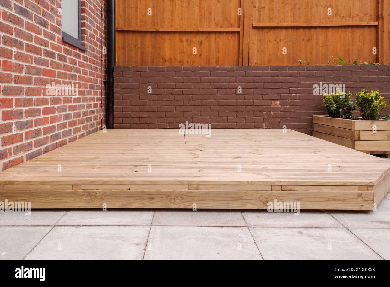 Neu gebaute Holzterrasse im Hinterhof. Stockfoto