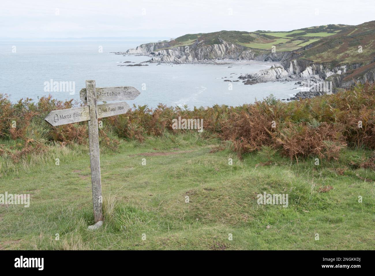 Fußwegschild mit Wegbeschreibung nach Morte Point, Bull Point und Morethoe entlang der Küste von North Devon, Devon, Großbritannien. Stockfoto