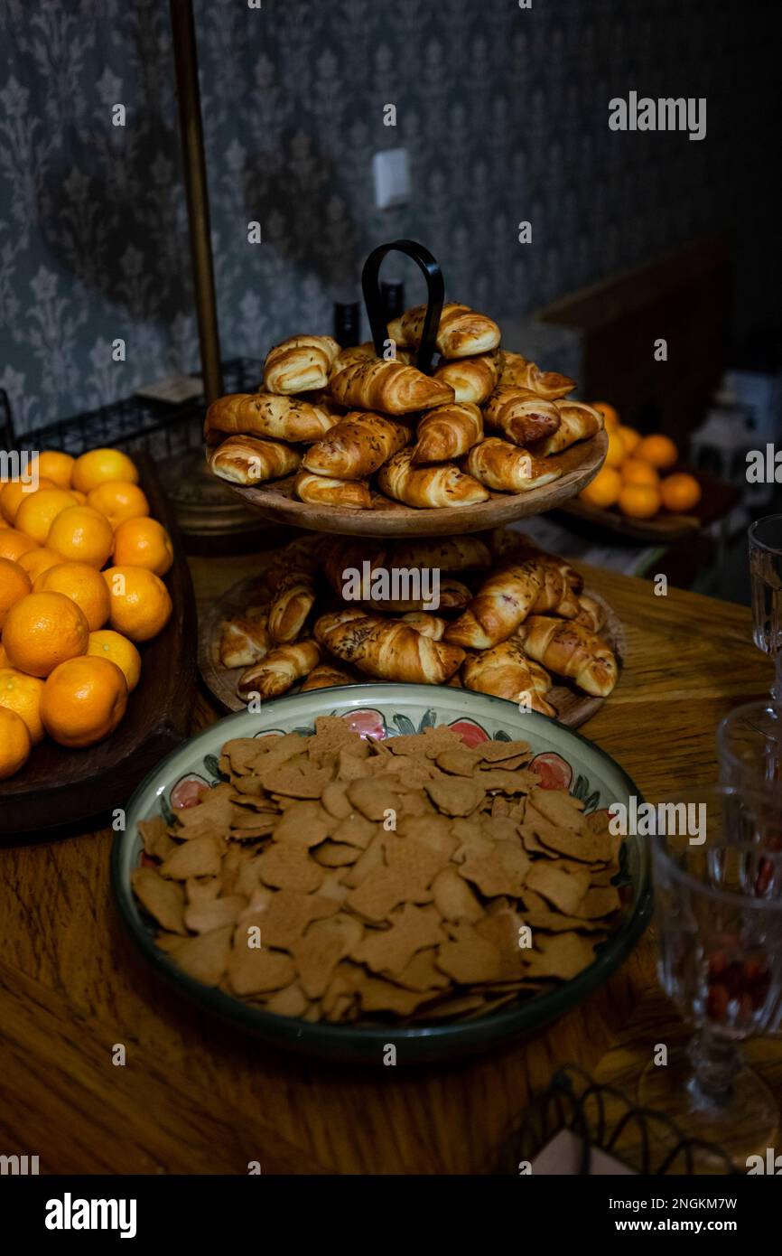 Speckkuchen und Lebkuchen, die perfekte Darstellung von weihnachtlichem Geist und Tradition Stockfoto