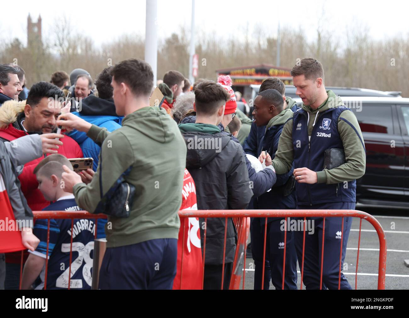 Middlesbrough, Großbritannien. 18. Februar 2023. Middlesbrough-Spieler kommen vor dem Sky Bet Championship-Spiel Middlesbrough vs Queens Park Rangers im Riverside Stadium, Middlesbrough, Großbritannien, 18. Februar 2023 (Foto von Nigel Roddis/News Images) in Middlesbrough, Großbritannien, am 2./18. Februar 2023. (Foto: Nigel Roddis/News Images/Sipa USA) Guthaben: SIPA USA/Alamy Live News Stockfoto