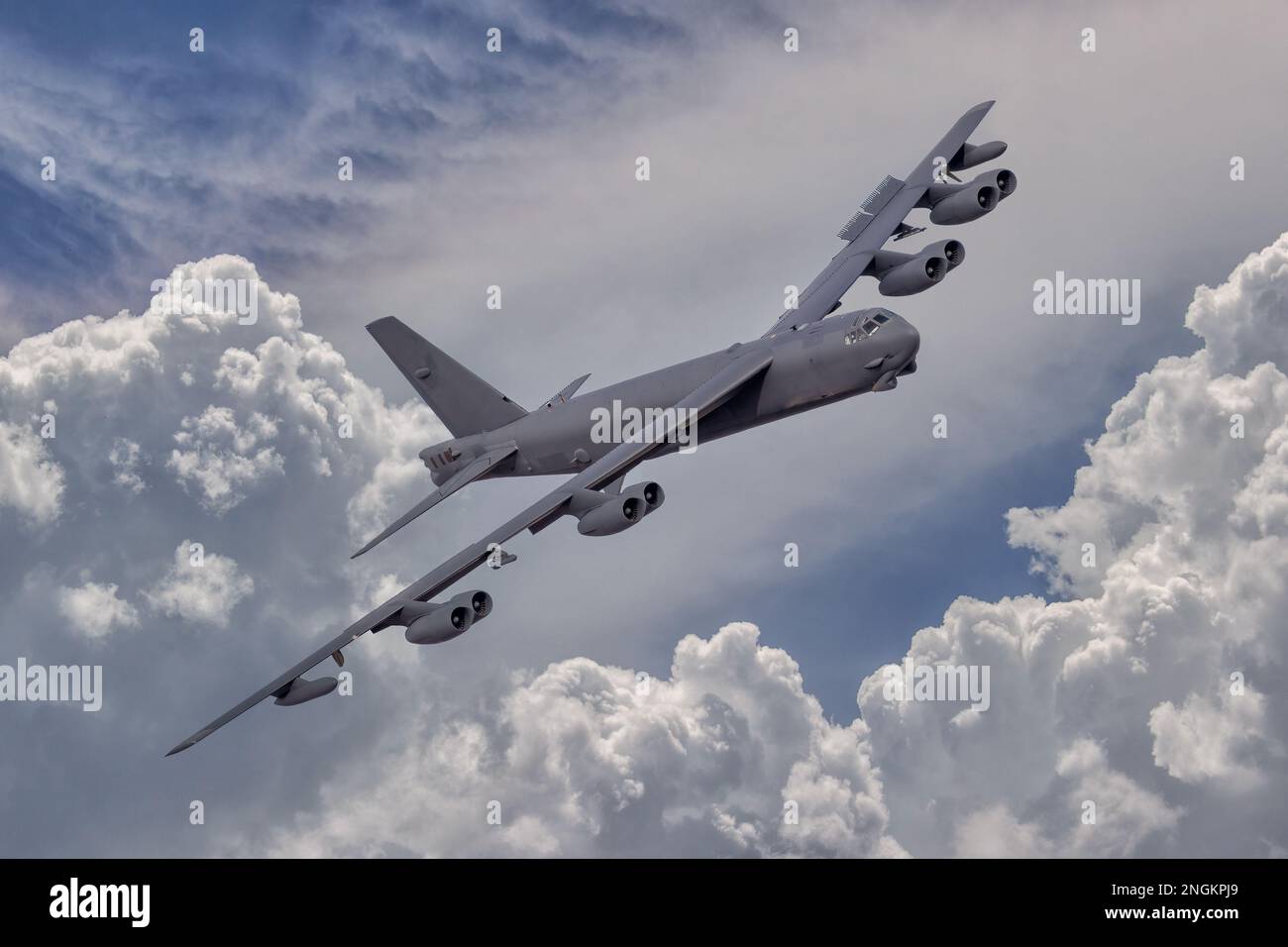 B52 schwerer Atombomber mit großer Reichweite. Jet-Bomber auf einer Langstreckenkampfmission. Schweres 8-motoriges Boeing B-52 Bomberflugzeug Stockfoto