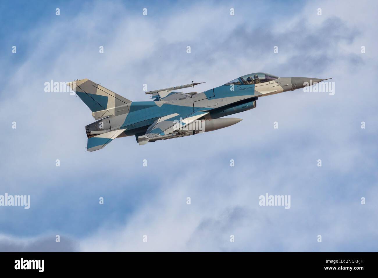 F-16 Falcon Fighter Jet im Flug. Ein schnelles Militärflugzeug auf Kampfmission. Kampfjets für die Ukraine Stockfoto