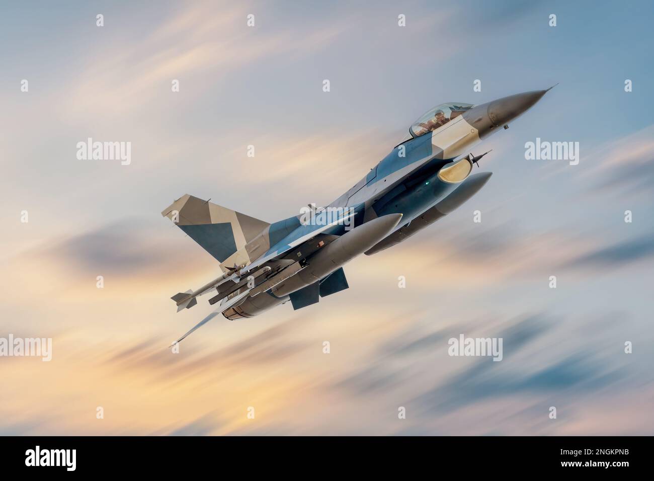 F-16 Falcon Fighter Jet im Flug. Ein schnelles Militärflugzeug auf Kampfmission. Kampfjets für die Ukraine Stockfoto