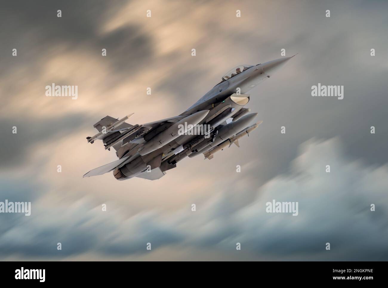 F-16 Falcon Fighter Jet im Flug. Ein schnelles Militärflugzeug auf Kampfmission. Kampfjets für die Ukraine Stockfoto