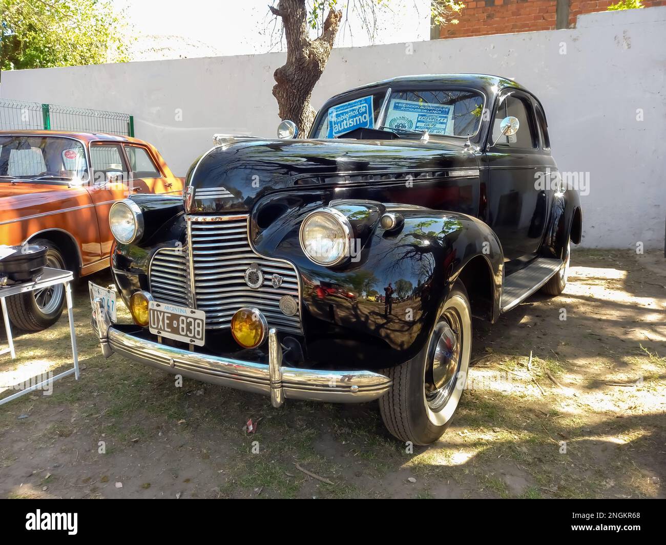 Altes schwarzes 1940 Chevrolet Chevy Master 85 Business Coupé von GM in einem Park. Chromes. Kühlergrill. 2022 AAA Oldtimer-Show. Stockfoto