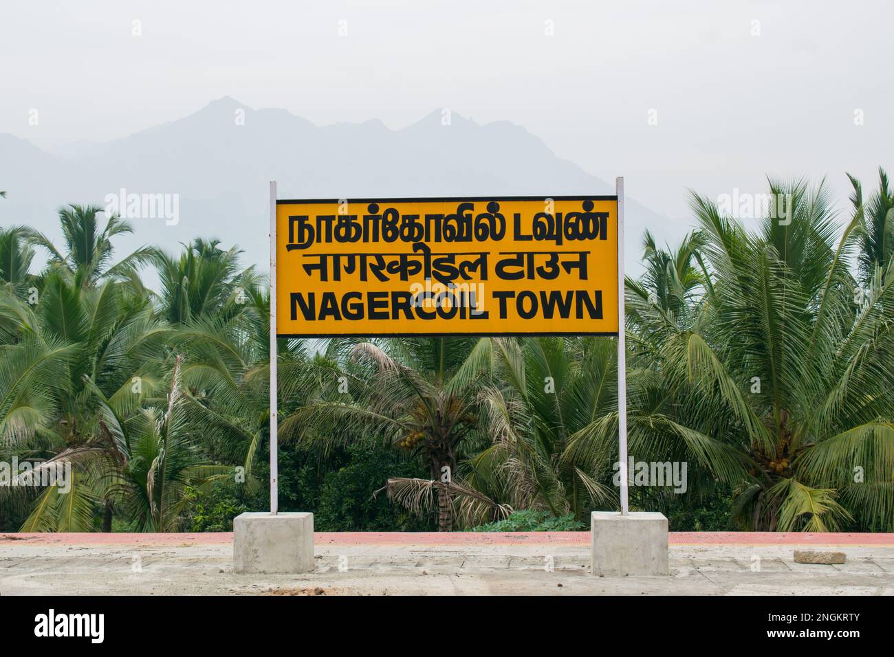 Schild einer südindischen Stadt namens Nagercoil in Tamil, Hindi und Englisch Stockfoto