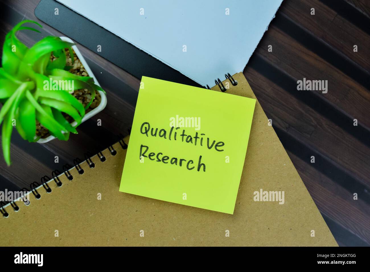 Konzept der qualitativen Forschung Schreiben auf Haftnotizen isoliert auf Holztisch. Stockfoto