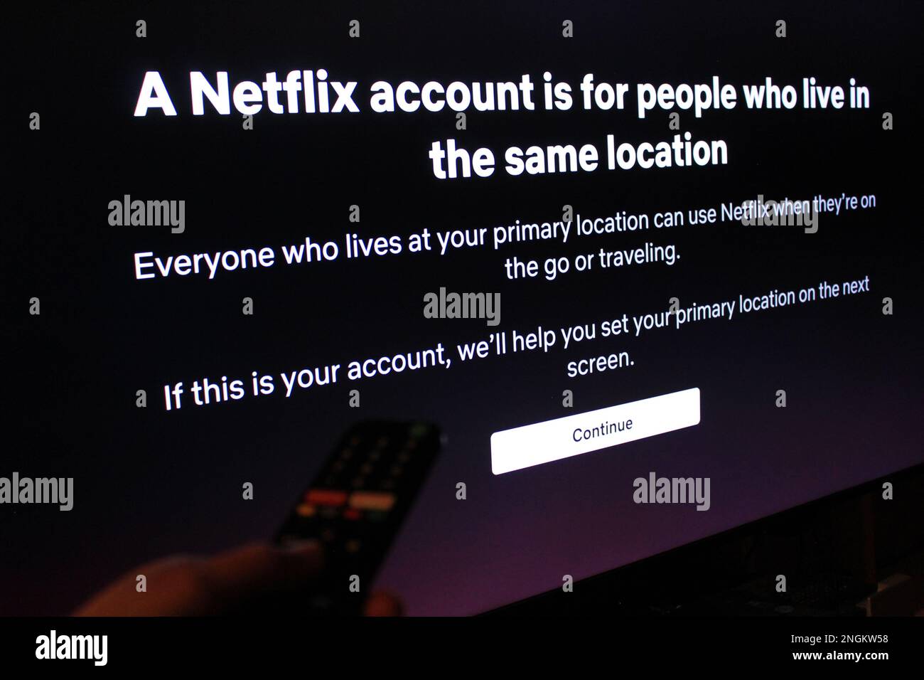 Toronto, Kanada. 18. Februar 2023. Der Streaming-Gigant Netflix hat begonnen, die Passwortweitergabe über einzelne Konten hart durchzusetzen, sodass Benutzer gezwungen sind, sich für einen primären Standort zu entscheiden. Kredit: Aldercy Carling/Alamy Live News Stockfoto