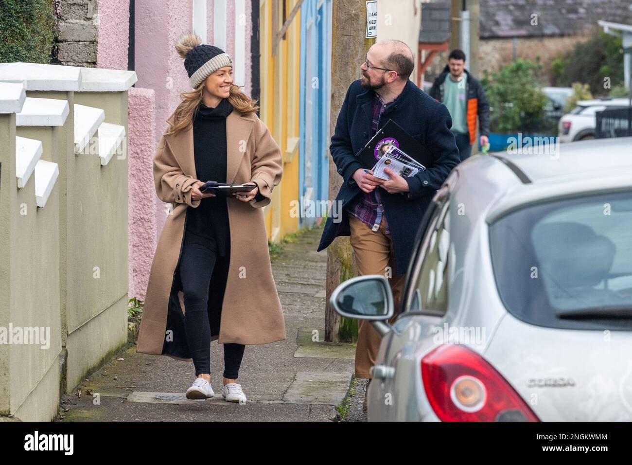 Kinsale, West Cork, Irland. 18. Februar 2023. Die Sozialdemokraten TD Holly Cairns hat heute in Kinsale mit ihrem Team Richard Scriven und Richard Terry gesprochen. Holly verfolgte ihr Wahlversprechen von 2020, ihre Wähler zu kontaktieren. Holly unterhält sich mit Teammitglied Richard Terry. Kredit: AG News/Alamy Live News Stockfoto