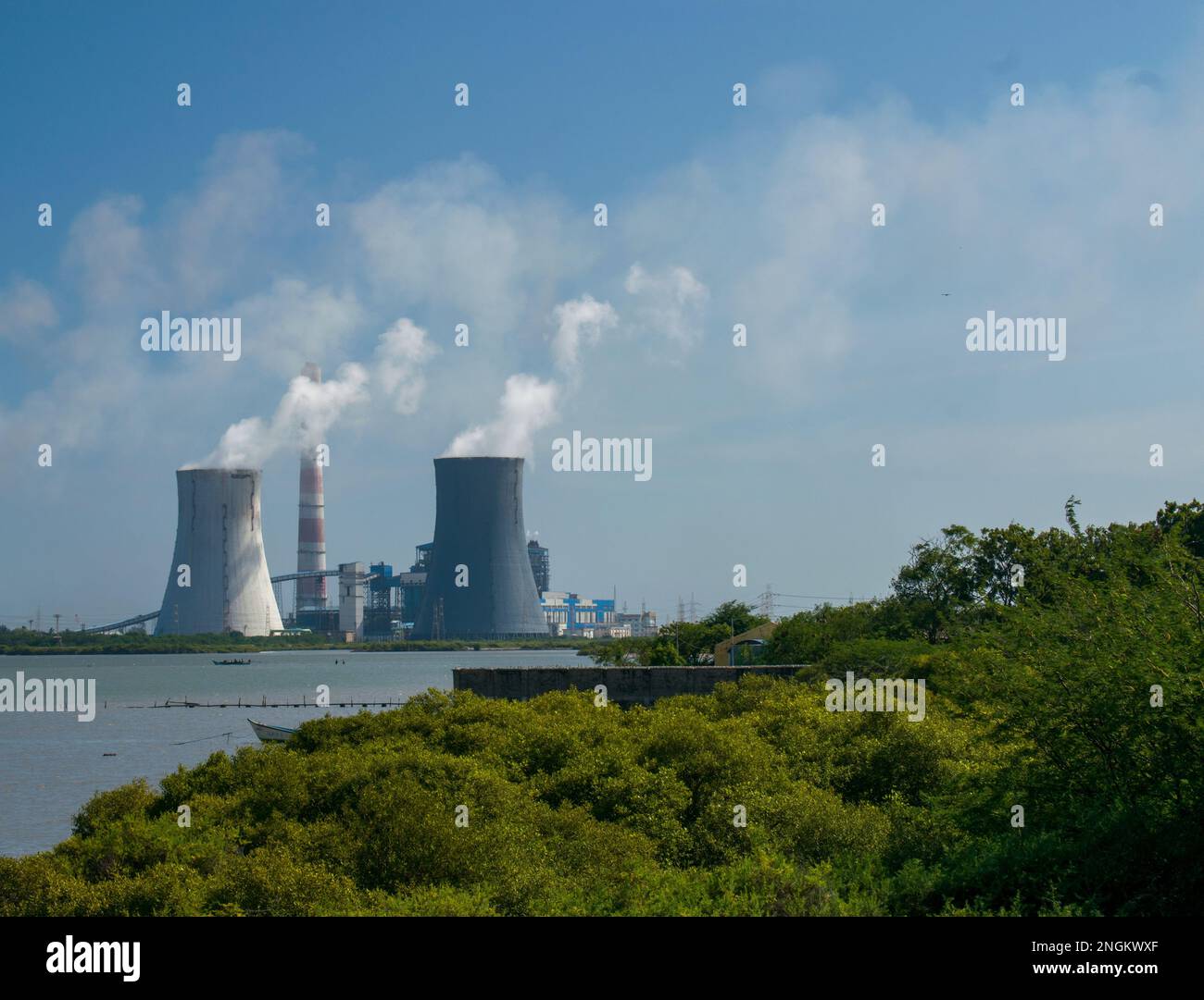 Rauch und Dampf aus dem Kraftwerk Stockfoto