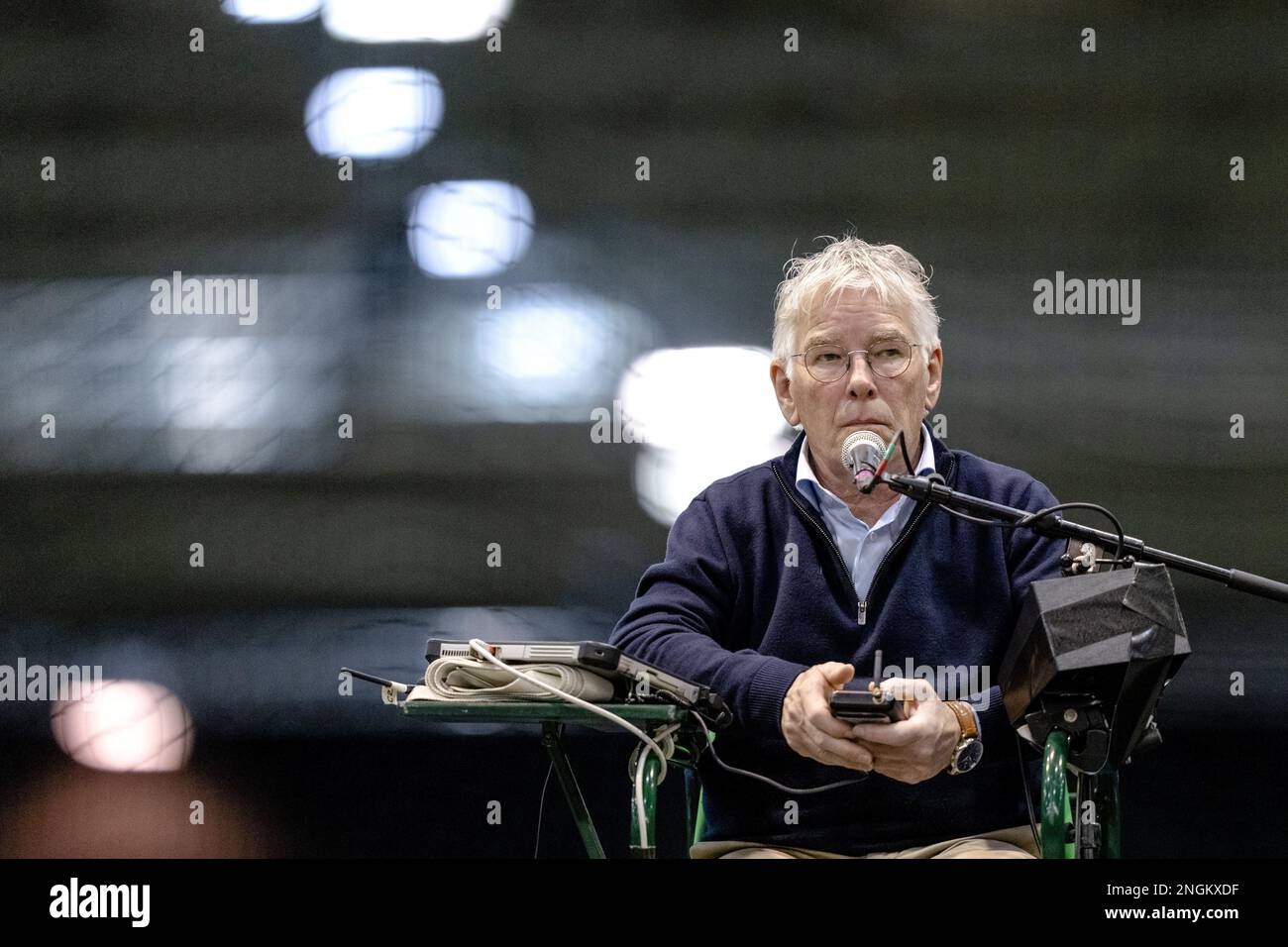 ROTTERDAM - Ein Schiedsrichter während eines Rollstuhl-Tennisspiels am sechsten Tag des ABN AMRO Open Tennisturniers in Ahoy. AP-SCHLEIFGERÄT KING Stockfoto