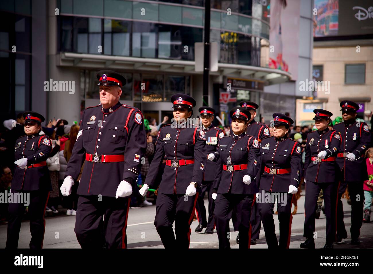 Toronto Ontario, Kanada - 20. März 2022: Mitglieder des Toronto Police Service marschieren auf der Toronto's St. Patrick's Day Parade. Stockfoto