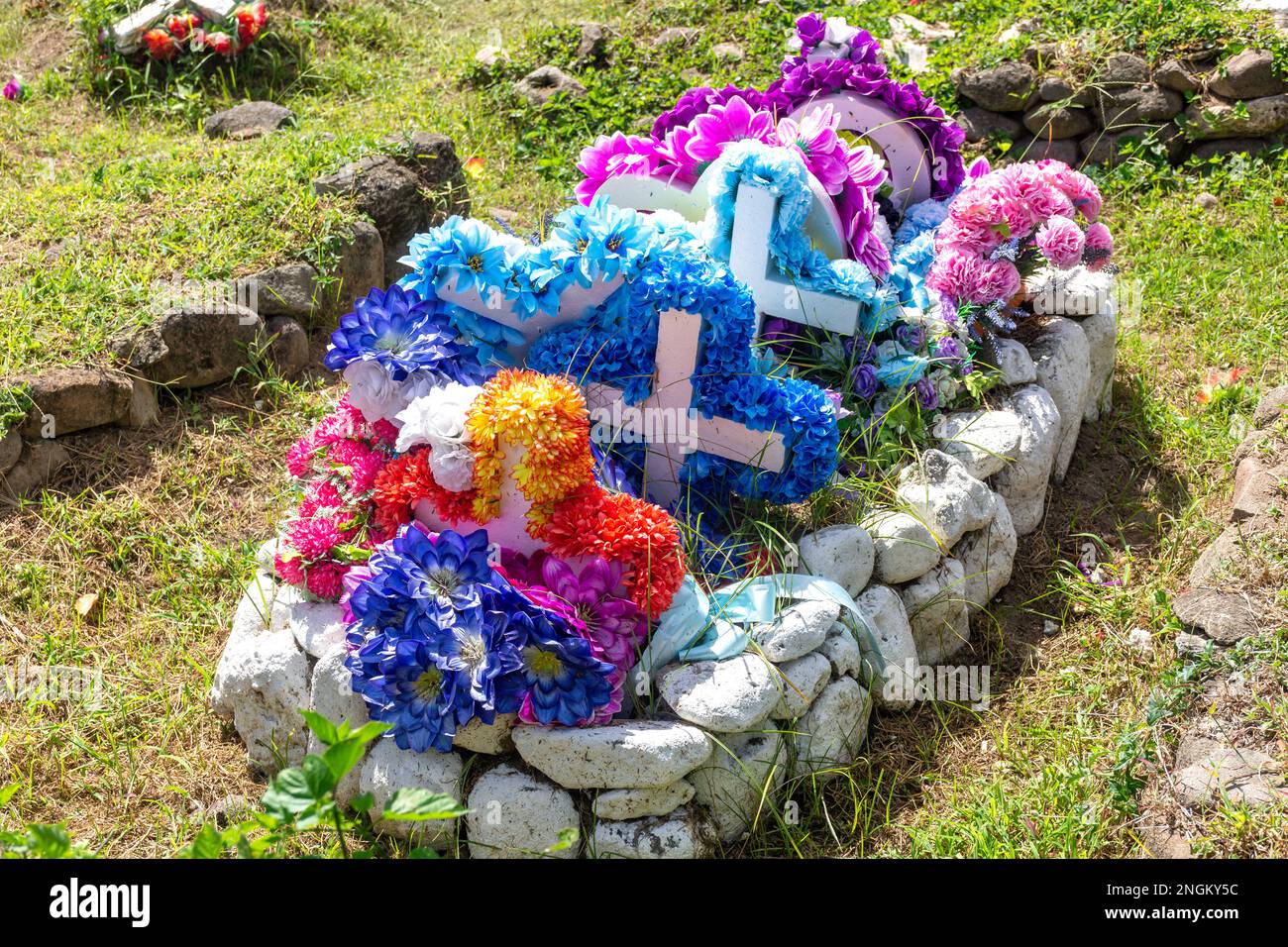 Grabhügel auf dem örtlichen Friedhof, Soufrière, Viertel Soufrière, St. Lucia, kleine Antillen, Karibik Stockfoto