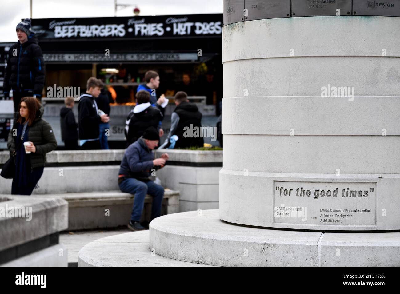 Pride Park, Derby, Derbyshire, Großbritannien. 18. Februar 2023. League One Football, Derby County gegen Charlton Athletic; Fans treffen sich vor dem Pride Park Stadium vor dem Kick-off Credit: Action Plus Sports/Alamy Live News Stockfoto