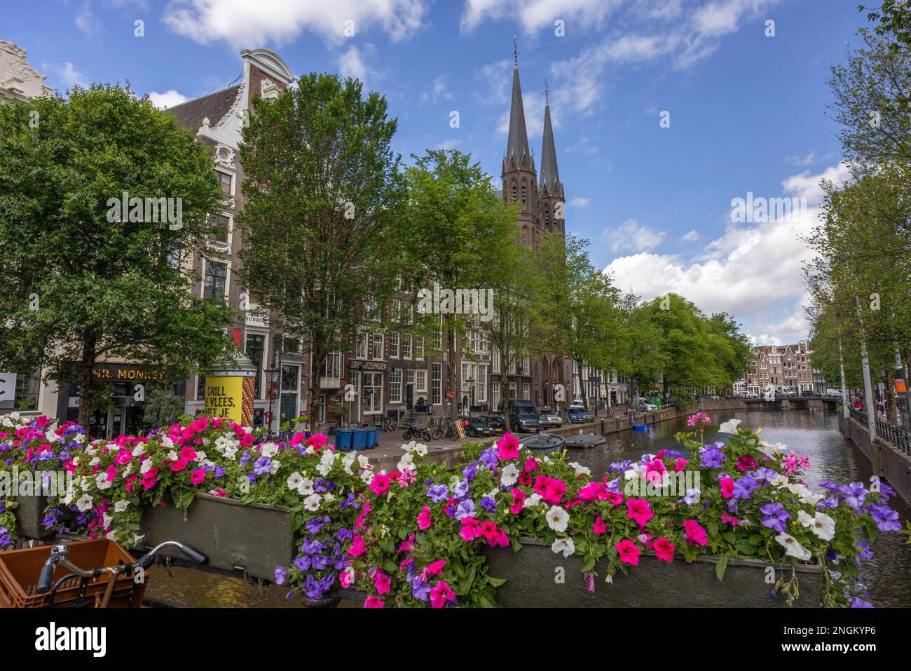 Bunte Blumen entlang des Singel Canal, Amsterdam, Nordholland, Niederlande Stockfoto