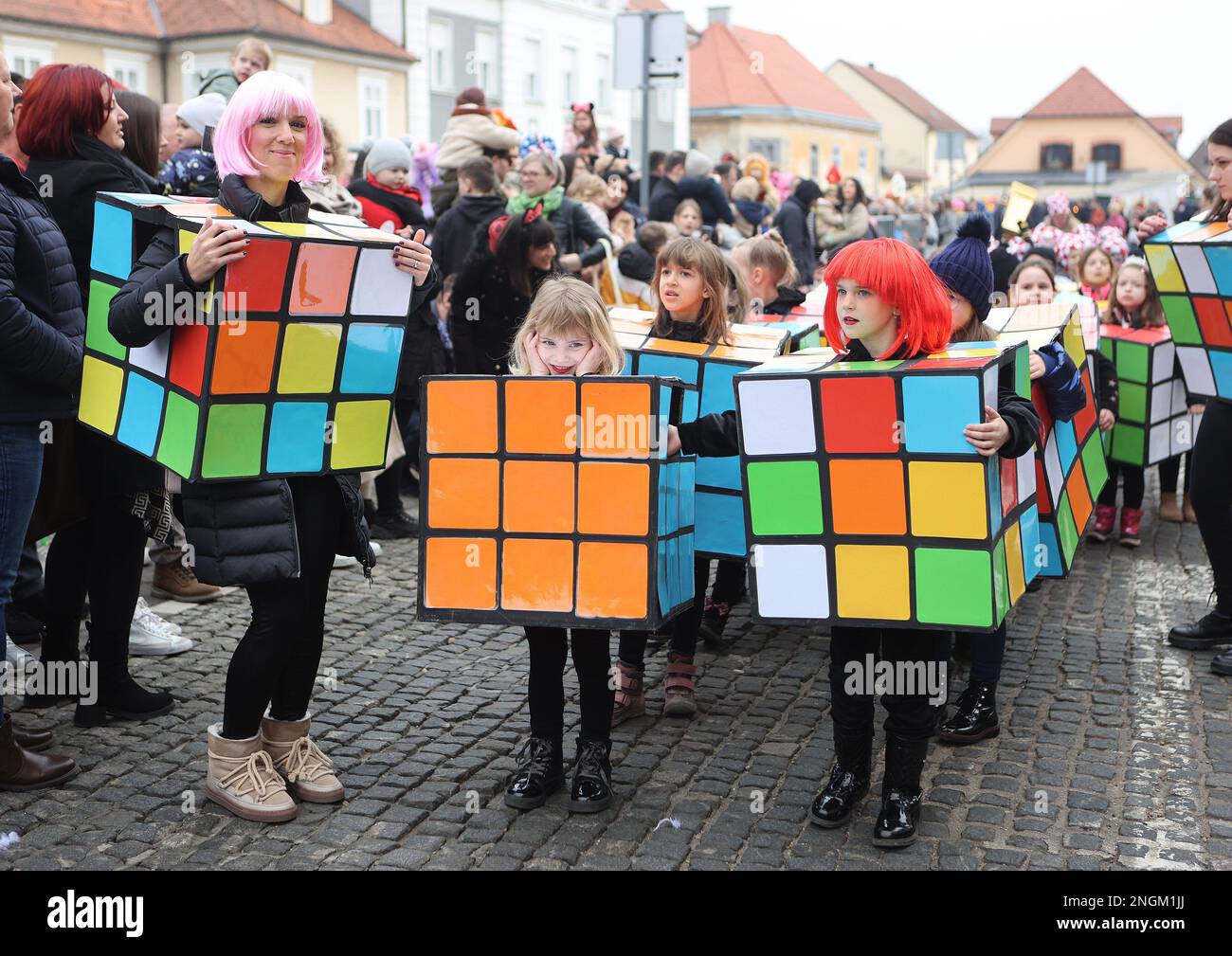 Samobor, Kroatien. 18. Februar 2023. Kinder nehmen am 18. Februar 2023 an einem Kinderkarneval in Samobor, Kroatien, Teil. Kredit: Marko Prpic/PIXSELL via Xinhua/Alamy Live News Stockfoto