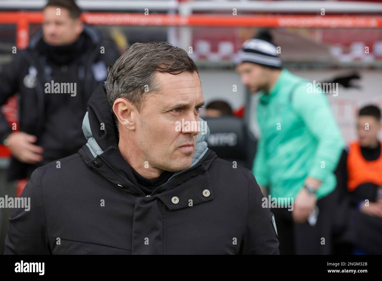 Paul Hurst, Manager von Grimsby Town, vor dem Spiel der Sky Bet League 2 zwischen Northampton Town und Grimsby Town im PTS Academy Stadium in Northampton am Samstag, den 18. Februar 2023. (Foto: John Cripps | MI News) Guthaben: MI News & Sport /Alamy Live News Stockfoto