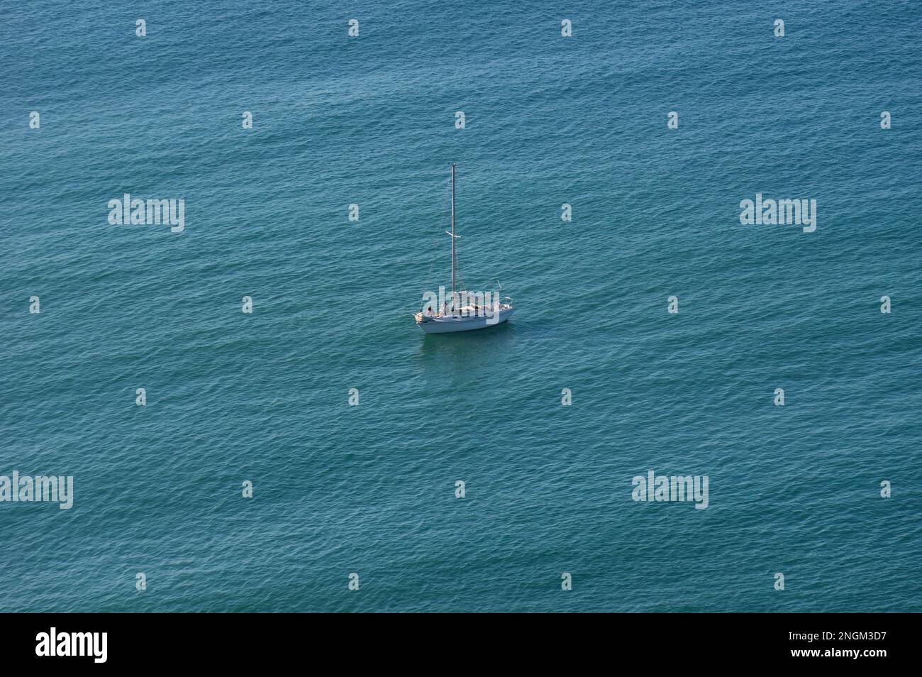 Segelboot entlang der südkalifornischen Küste gezeigt. Stockfoto