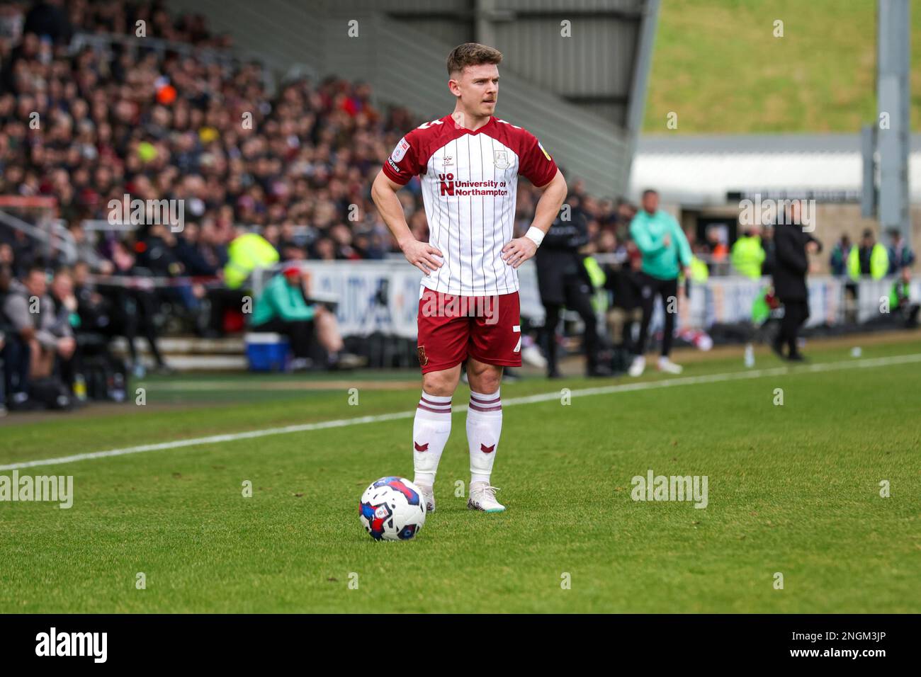 Sam Hoskins von Northampton Town während der ersten Hälfte des Spiels der Sky Bet League 2 zwischen Northampton Town und Grimsby Town im PTS Academy Stadium, Northampton, am Samstag, den 18. Februar 2023. (Foto: John Cripps | MI News) Guthaben: MI News & Sport /Alamy Live News Stockfoto