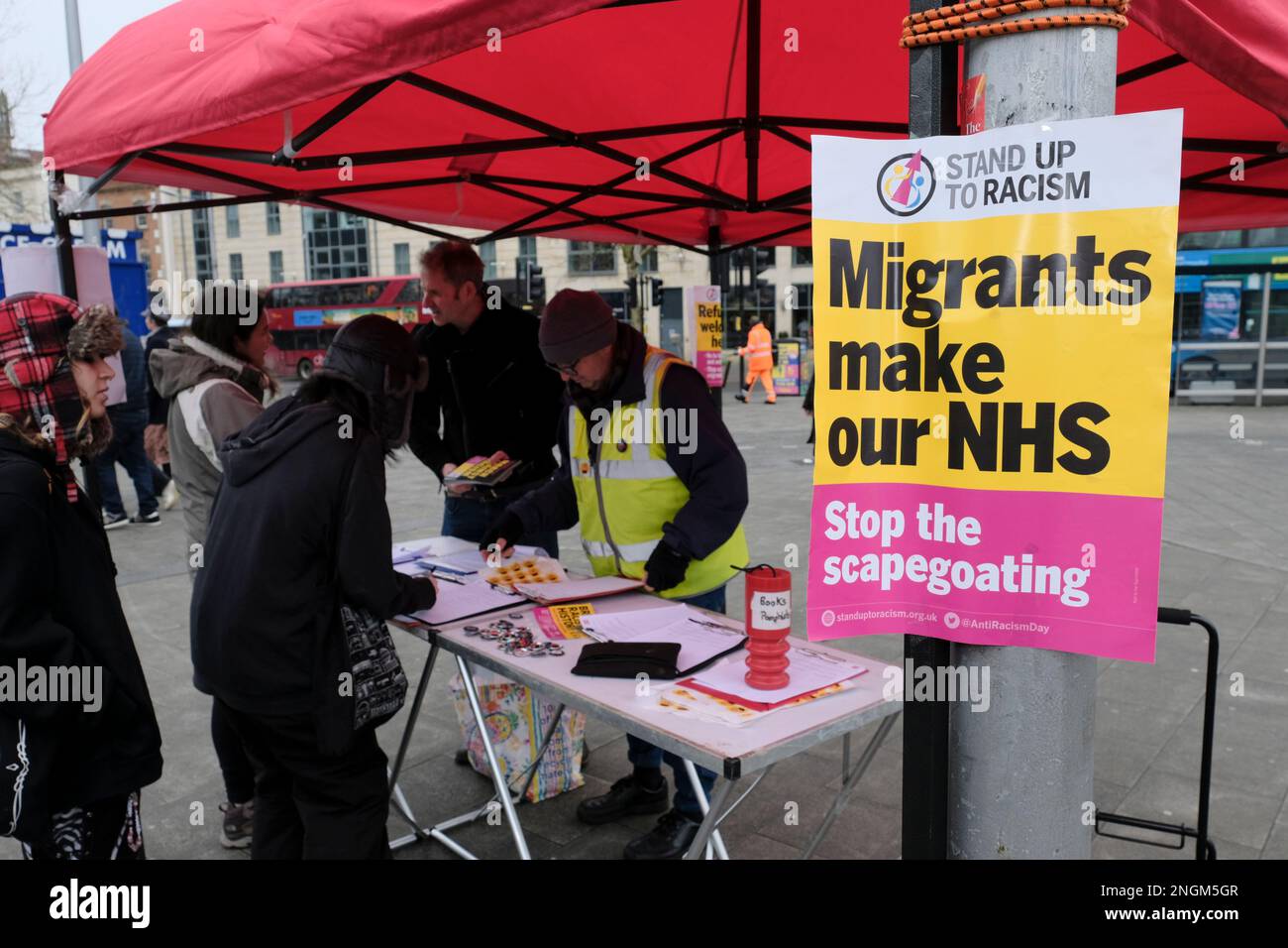 Bristol, Großbritannien. 18. Februar 2023. Aktivisten der „Bristol City of Sanctuary“ und „Stand Up to Rassism“ protestieren im Zentrum von Bristol. Kredit: JMF News/Alamy Live News Stockfoto