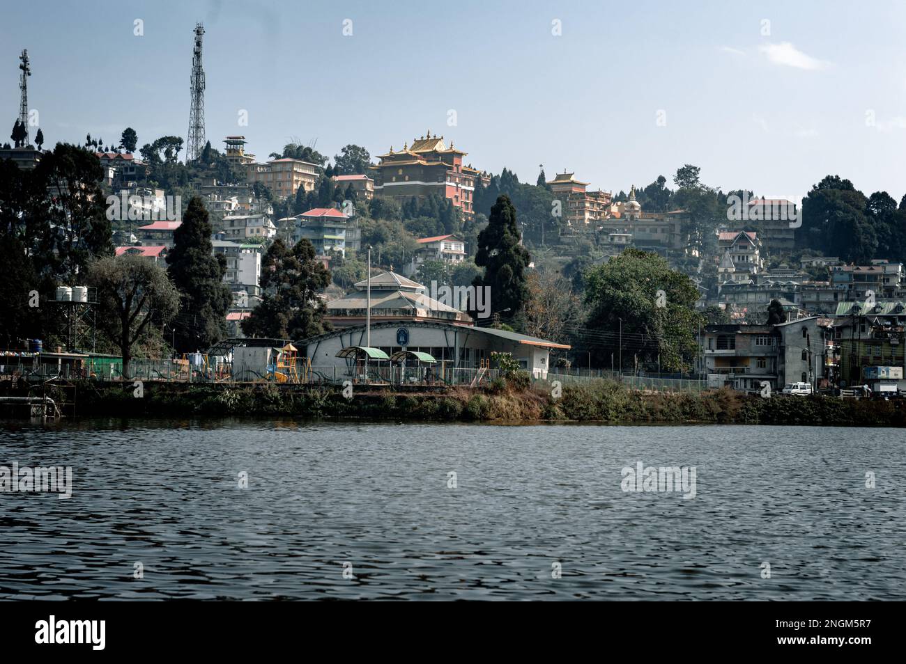 Seeblick aus der Ferne. Querformat. Mirik Darjeeling Westbengalen Indien Südasiatisch-Pazifischer Raum 28. Dezember 2022 Stockfoto