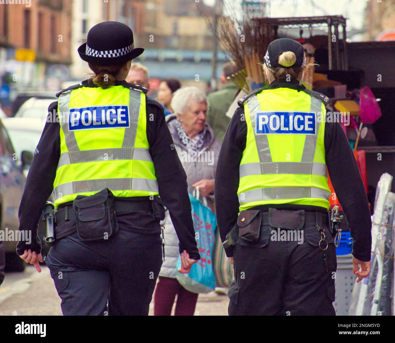 Polizei auf Patrouille; in Partick Glasgow, Schottland, Großbritannien Stockfoto