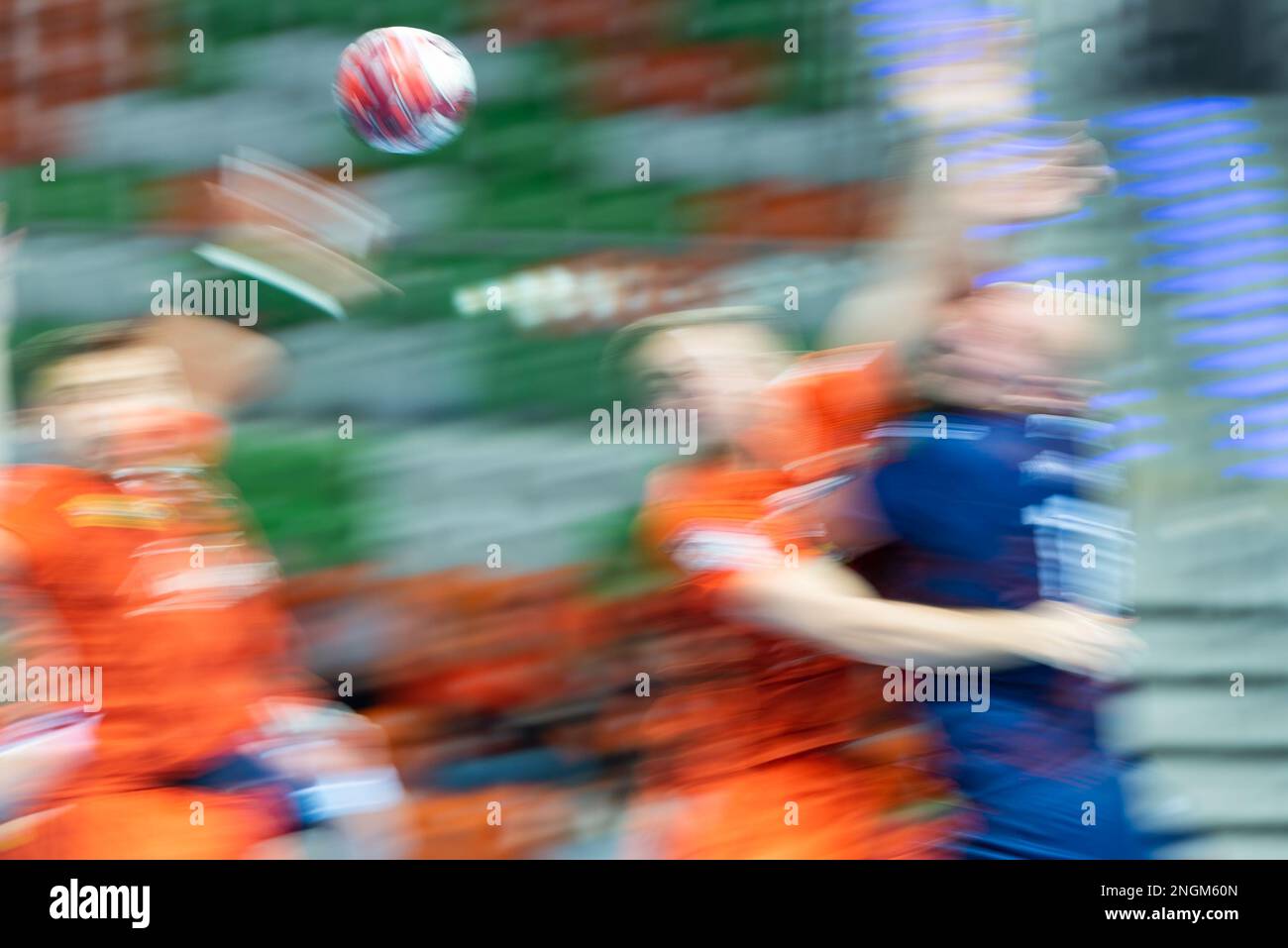 Unscharfe Handballspieler, die während eines Handballspiels Probleme haben Stockfoto