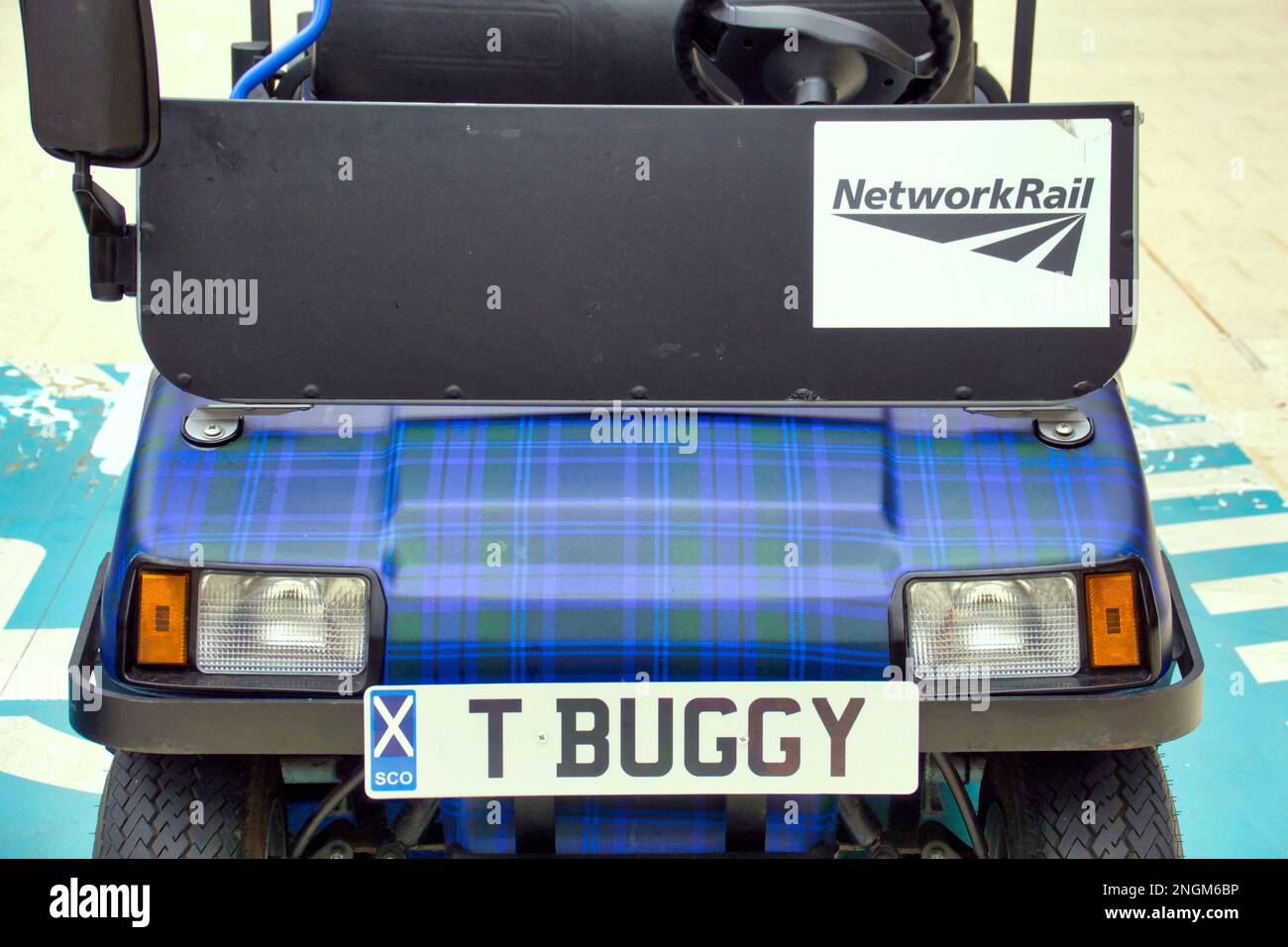 Elektrische Buggys bieten Mobilitätshilfen für Kunden im ventralen Bahnhof Glasgow, Schottland, Großbritannien Stockfoto