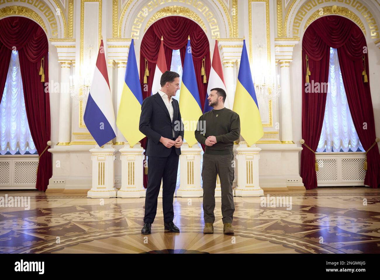 Kiew, Ukraine. 17. Februar 2023. Der ukrainische Präsident Wolodymyr Zelenskyy, rechts, und der niederländische Premierminister Mark Rutte, links, posieren gemeinsam bei der Ankunft im Marijinsky-Palast am 17. Februar 2023 in Kiew, Ukraine. Rutte betonte seine Unterstützung für die Ukraine, bot jedoch keine Zusagen zu zusätzlicher militärischer Hilfe an. Kredit: Ukrainischer Ratsvorsitz/Pressestelle Des Ukrainischen Präsidenten/Alamy Live News Stockfoto