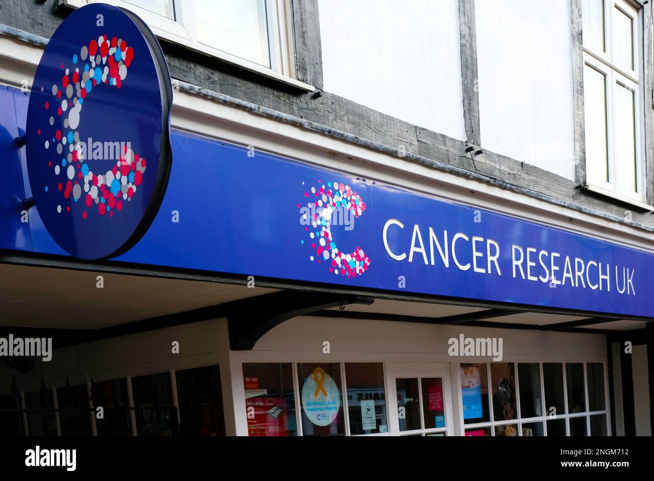 Cancer Research UK Schild mit Logo auf Charity Shop UK Stockfoto