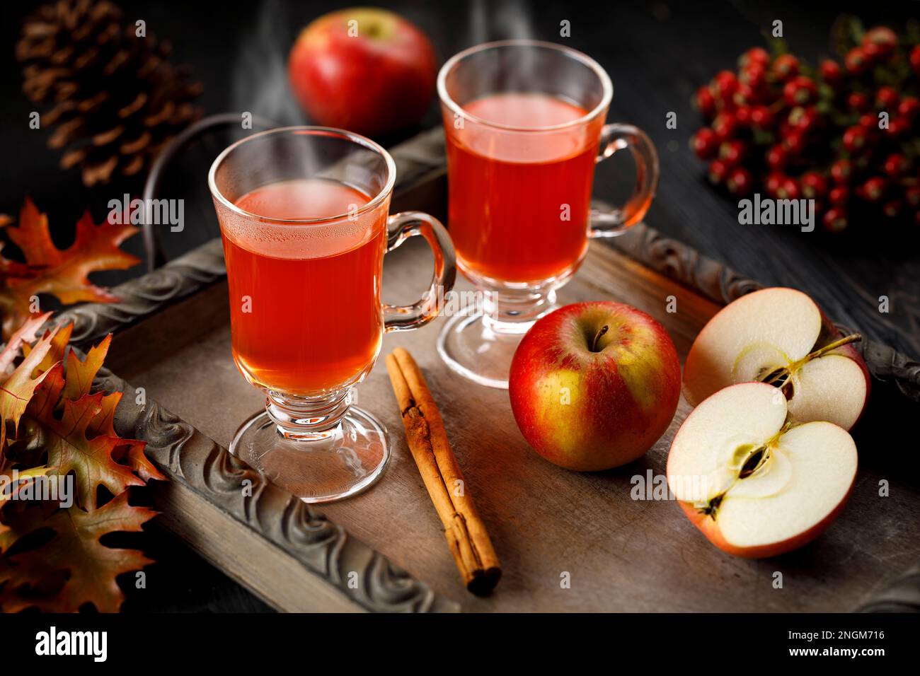 apfelpunsch in Glas mit Apfel und Zimt Stockfoto