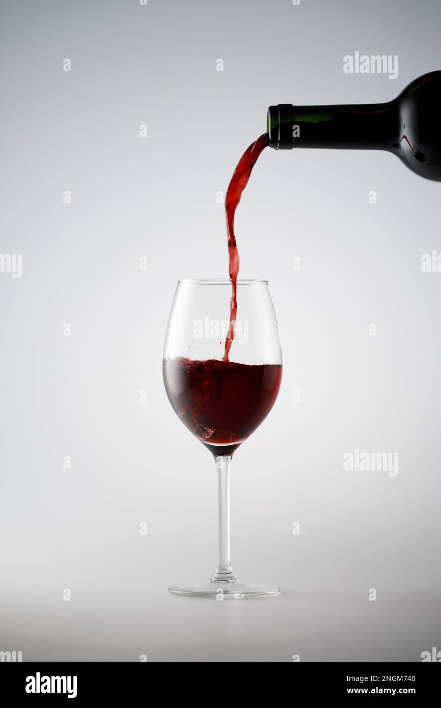 Rotwein in ein Glas gießen Stockfoto