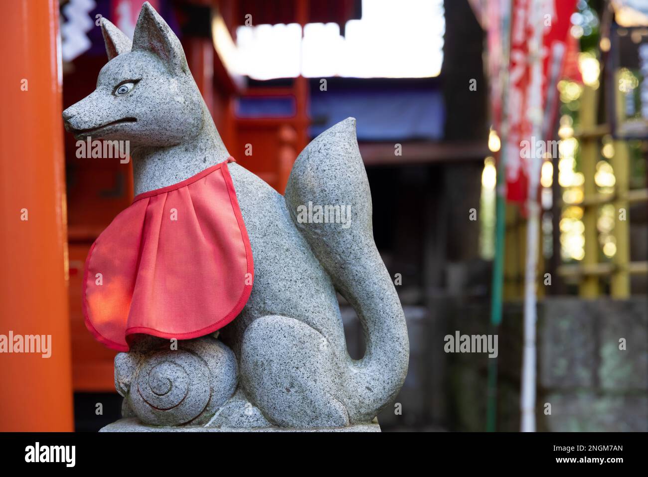 Eine Fuchsstatue am japanischen Schrein Stockfoto