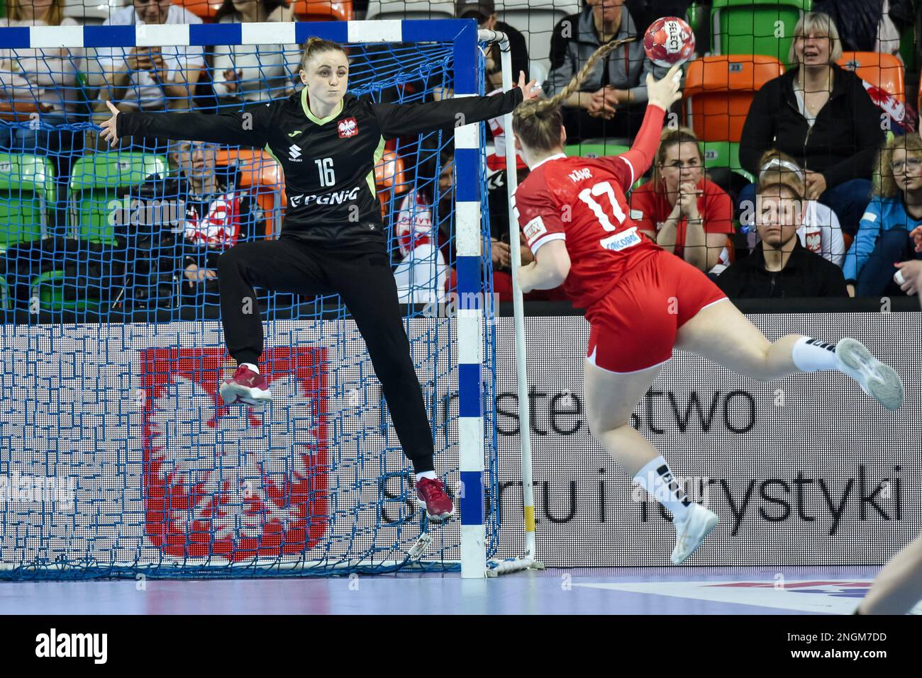 LUBIN, POLEN - 24. APRIL 2022: Handball Frauen EHF EURO 2022 Qualifikationsspiel Polen - Schweiz 31:26. Torwart Placzek Adriana in Aktion Stockfoto