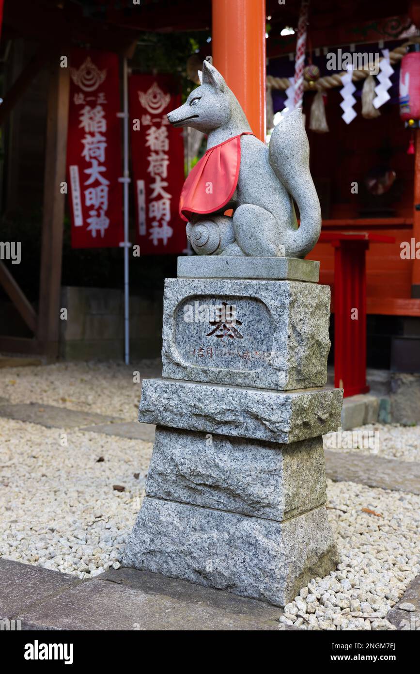 Eine Fuchsstatue am japanischen Schrein Stockfoto