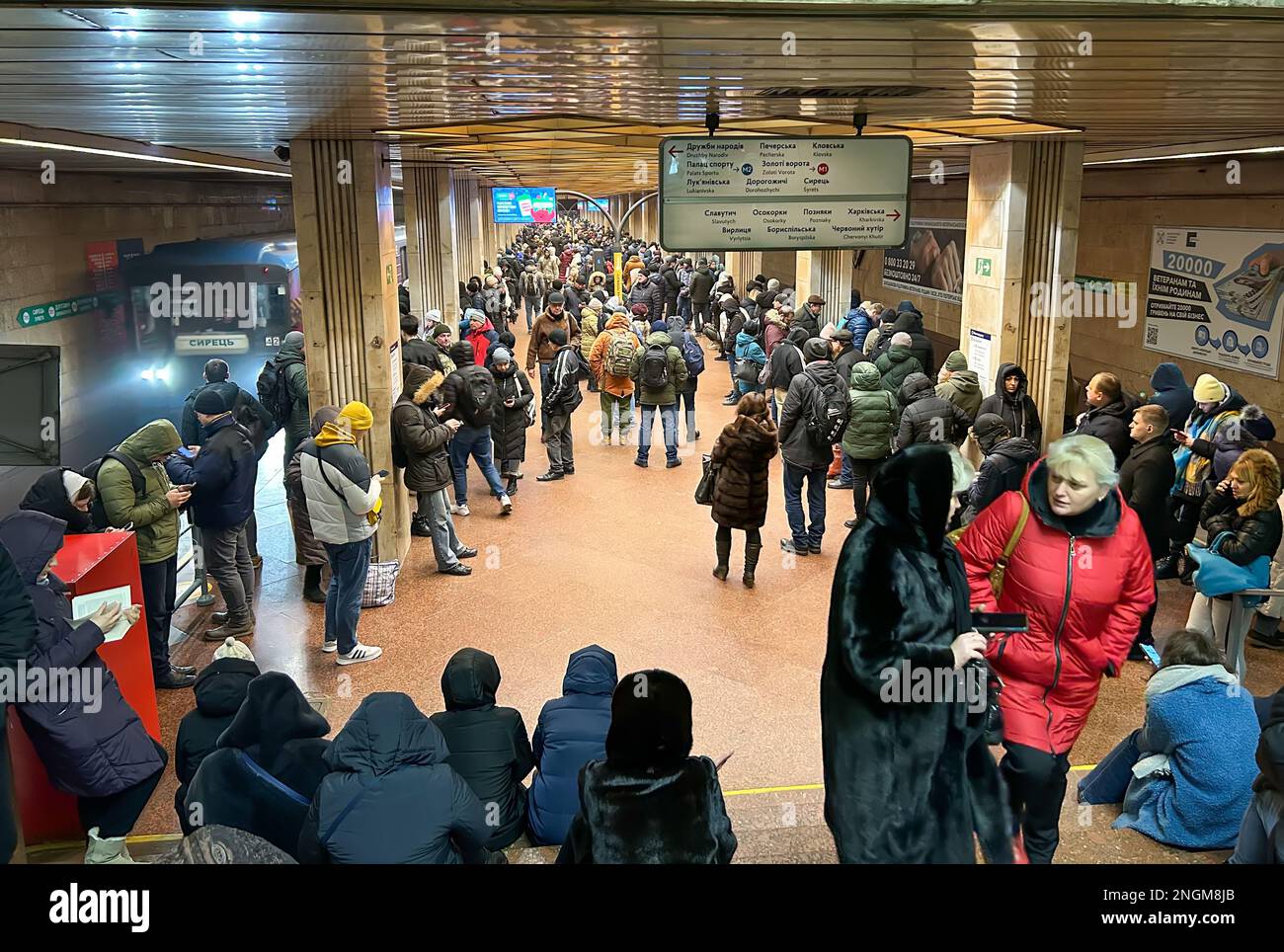 Ukraine, Kiew-Februar 2023: Die Menschen nutzen U-Bahnstationen als Luftschutzbunker bei Raketenfeuern und Luftangriffen. Stockfoto