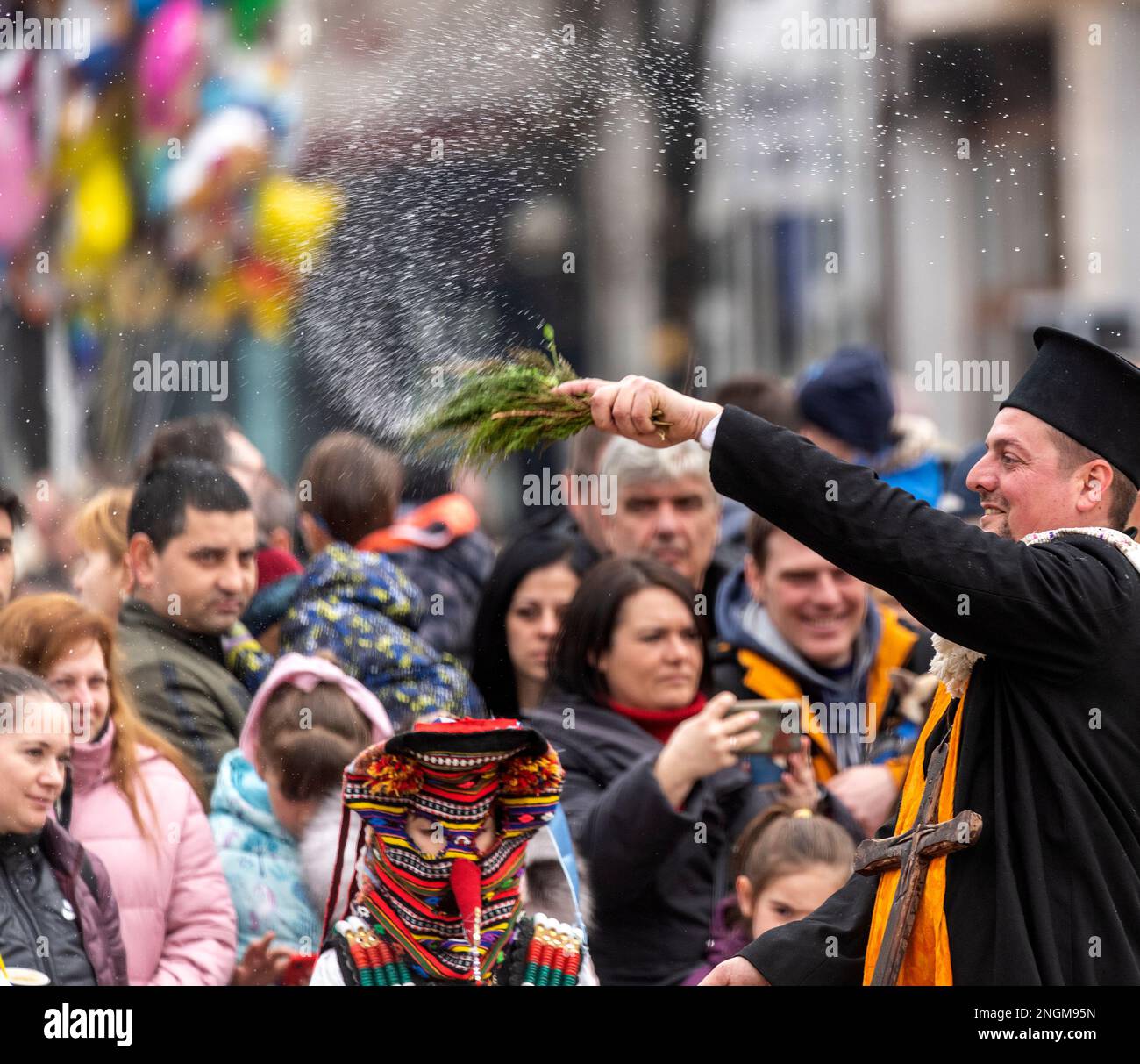 Elhovo Bulgarien Februar 18 2023: Kochgruppen und der "Djamalo", ein Brauch aus dem Dorf Malomirovo. Kuker-Rituale symbolisieren das Ende des Winters und die Ankunft des Frühlings. Heute führten Teams aus der ganzen Region rituelle Aktionen von Kukers Memebers durch, wie Pflügen, Ernten, Aussaat, Hochzeit für Gesundheit und Fruchtbarkeit. Sie setzen gruselige Masken auf ihren Kopf, hängen Klapper, Glocken und Stöcke auf und wollen böse Geister und unsaubere Kräfte vertreiben. Cliff Norton Alamy Live News Stockfoto