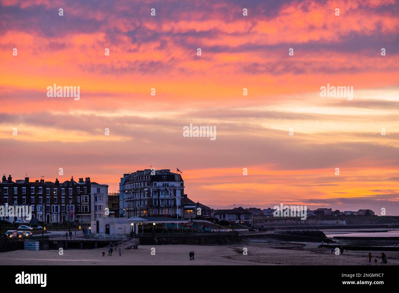 Margate, Großbritannien. 17. Februar 2023. Margate Seafront at Sunset - die Heimat von Banksys neuem Wandbild über häusliche Gewalt, Valentinstag Mascara. Kredit: Guy Bell/Alamy Live News Stockfoto