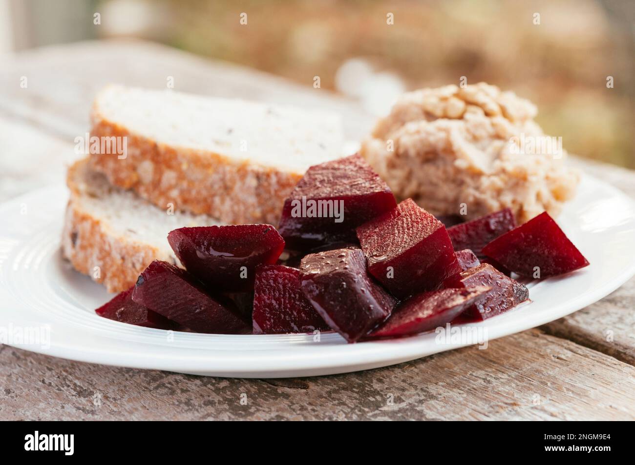Brotscheiben mit Brotaufstrich Walnuss, Knoblauch und Kartoffeln serviert mit gerösteten Rüben. Stockfoto