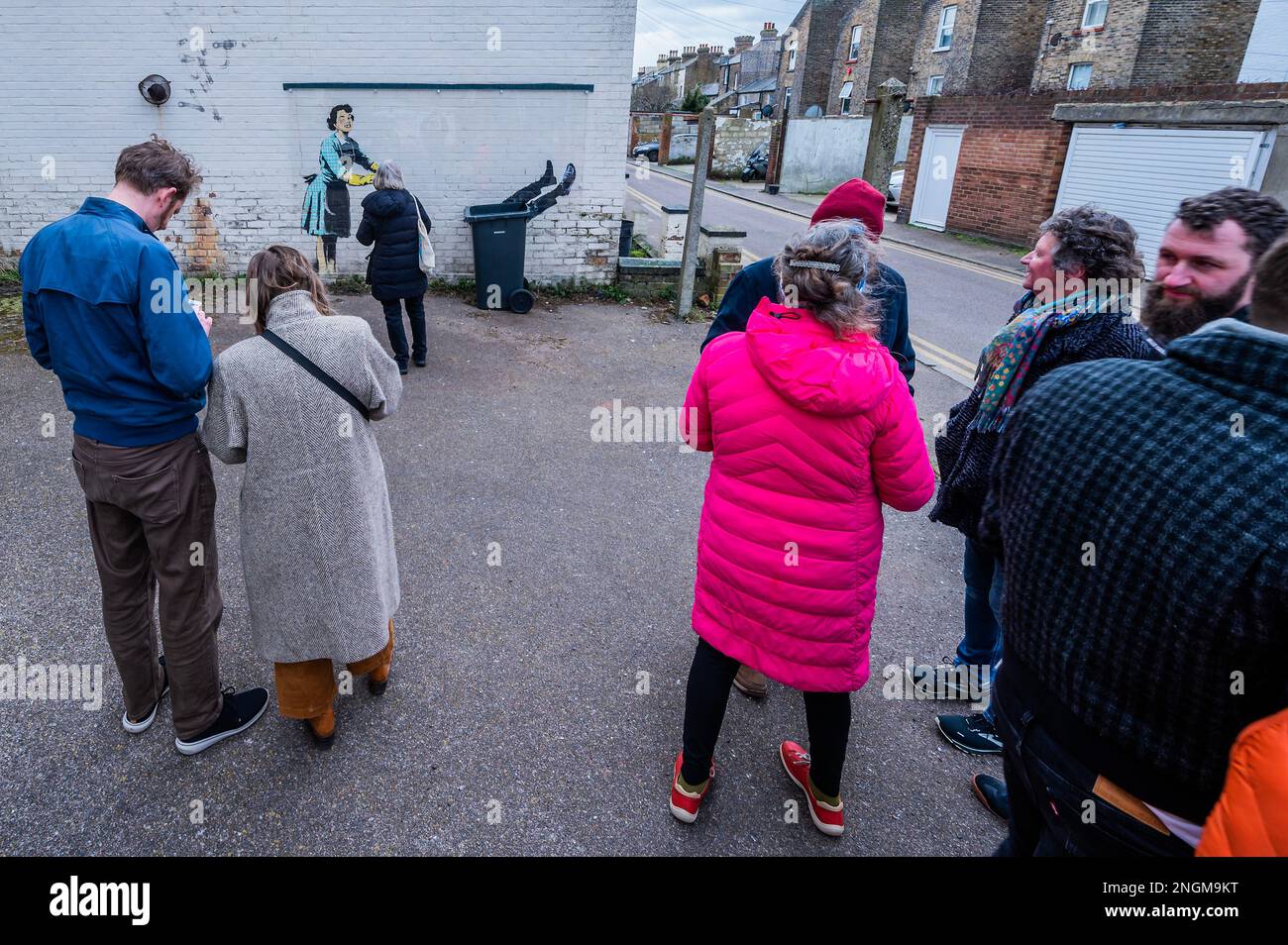 Margate, Großbritannien. 18. Februar 2023 Das Banksy-Werk befindet sich nun unter Plexiglas und wird Berichten zufolge verkauft, wobei die Erlöse an wohltätige Zwecke gehen - Banksys neues Wandbild über häusliche Gewalt, Valentinstag Mascara, in Margate. Das Wandgemälde zeigt eine Hausfrau im Stil der 1950er Jahre mit einem geschwollenen, blauen Auge, einer gequetschten Wange, einer geschwollenen Unterlippe und einem ausgebrochenen Zahn. Der Besitzer des Grundstücks rief eine Londoner Galerie an, um zu helfen, das Stück zu erhalten und zu sichern. Julian Usher, CEO von Red Eight Galleries, teilte ITV News mit, dass die Installation von Plexiglas und die Entfernung des Gefriertruhs sowohl aus Sicherheitsgründen durchgeführt wurden Stockfoto