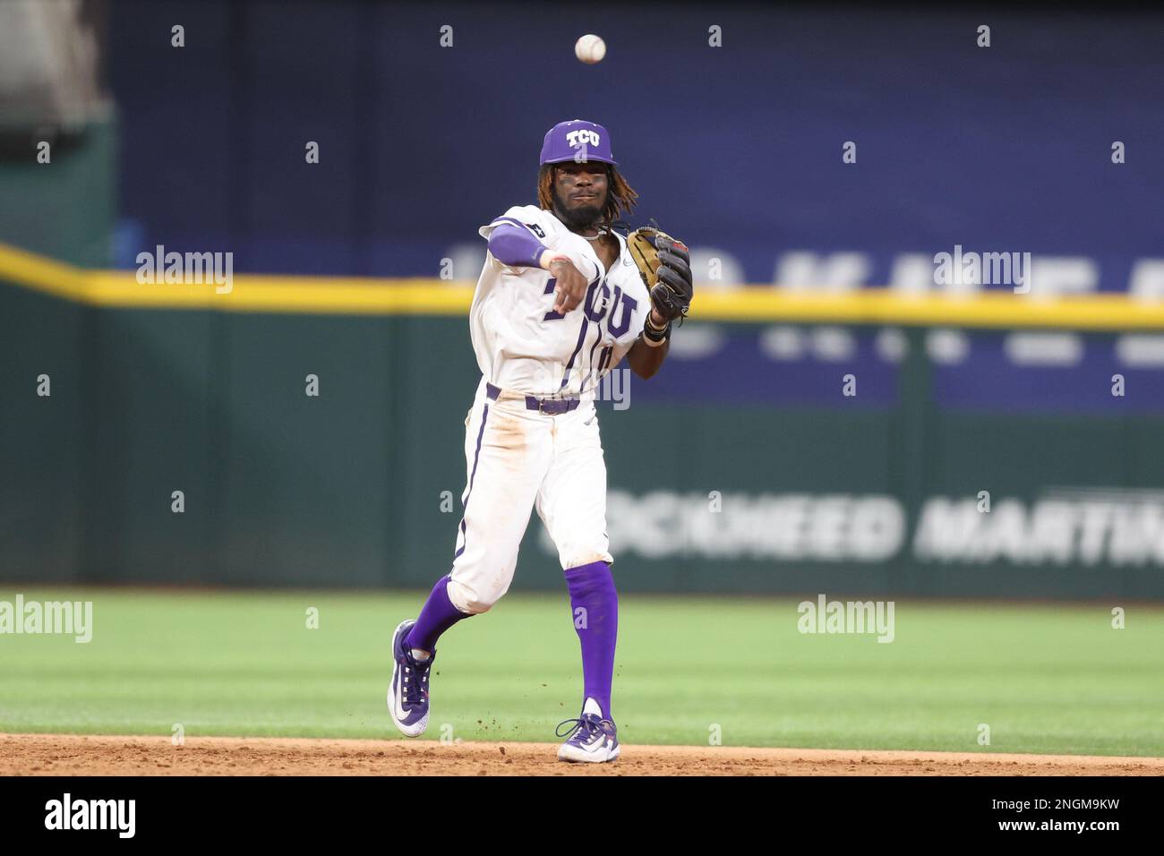 17. Februar 2023: Tre Richardson #0 kurze TCU-Haltestelle überquert den Hügel. TCU besiegte Vanderbilt 11-4 in Arlington, TX, Richey Miller/CSM/Sipa USA (Kreditbild: © Richey Miller/Cal Sport Media/Sipa USA) Stockfoto