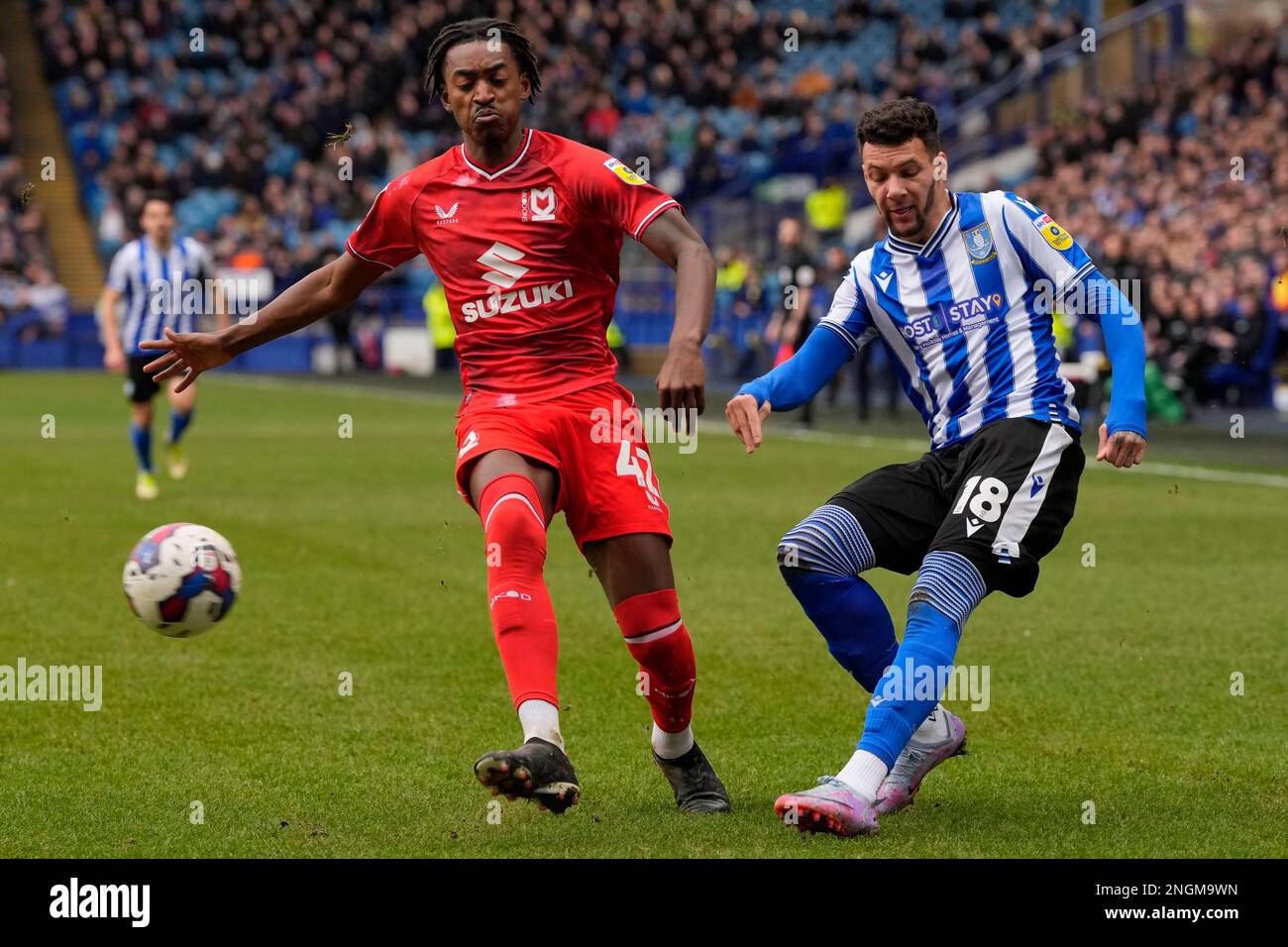 Marvin Johnson #18 von Sheffield Wednesday kreuzt den Ball unter dem Druck von Tennai Watson #2 von MK Dons während 1 des Spiels Sheffield Wednesday vs MK Dons in Hillsborough, Sheffield, Großbritannien, 18. Februar 2023 (Foto von Steve Flynn/News Images) Stockfoto