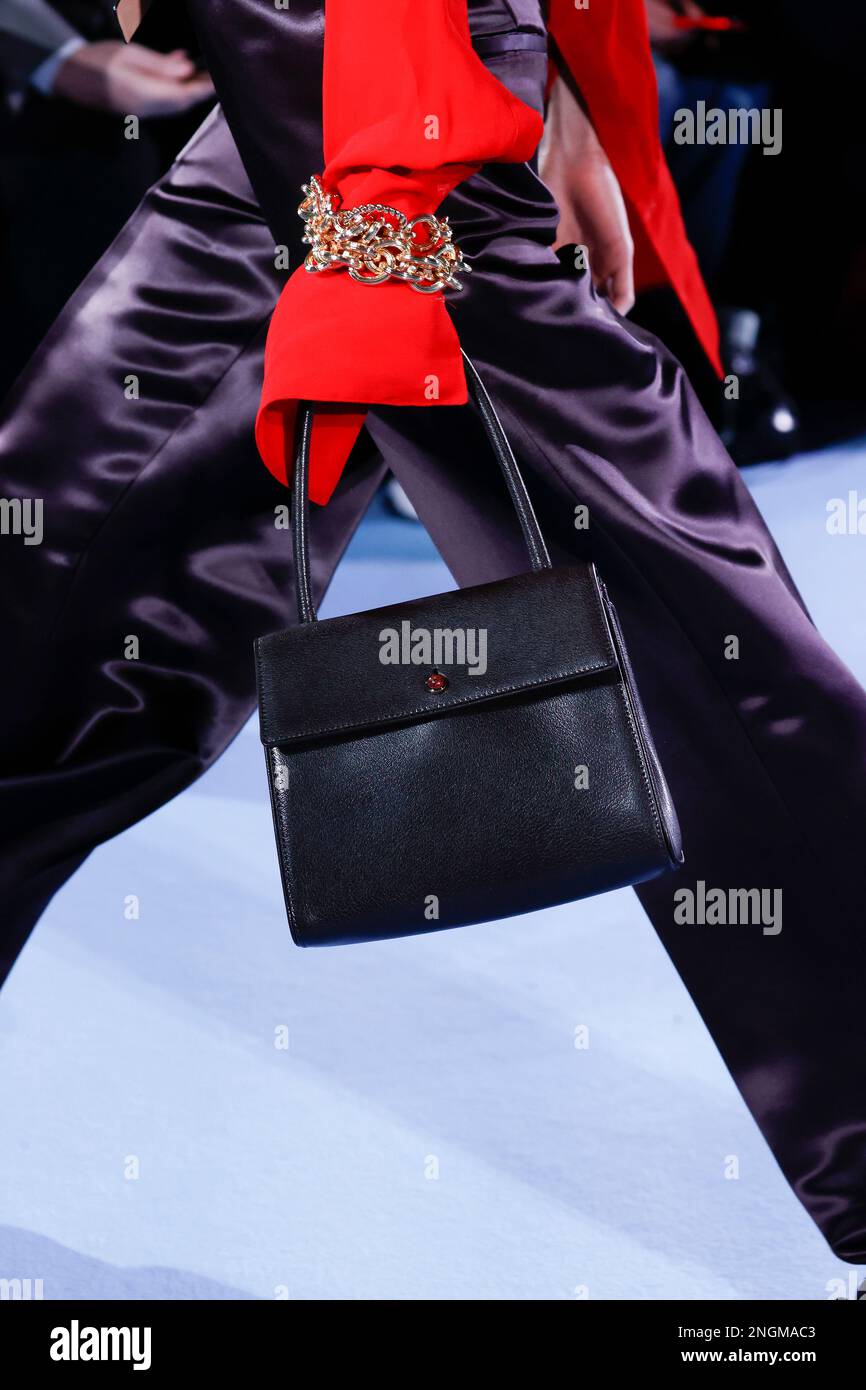 Details, Accessoires, Handtaschen und Schuhe auf dem Laufsteg der Tory Burch Fashion Show während der Herbst Winter 2023 Collections Fashion Show auf der New York Fashion Week in New York, NY am 13. Februar 2023. (Foto: Jonas Gustavsson/Sipa USA) Stockfoto