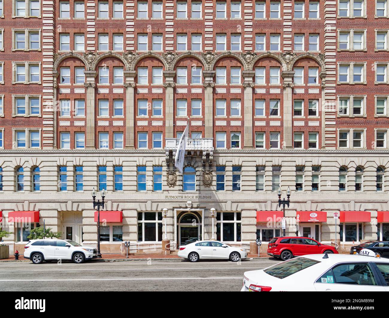 Boston Leather District: Plymouth Rock Building, ehemaliges Hotel Essex, von South Station aus gesehen. Weiße Ziegelsteinbasis und Kätzchen geben den Anschein von Stein. Stockfoto