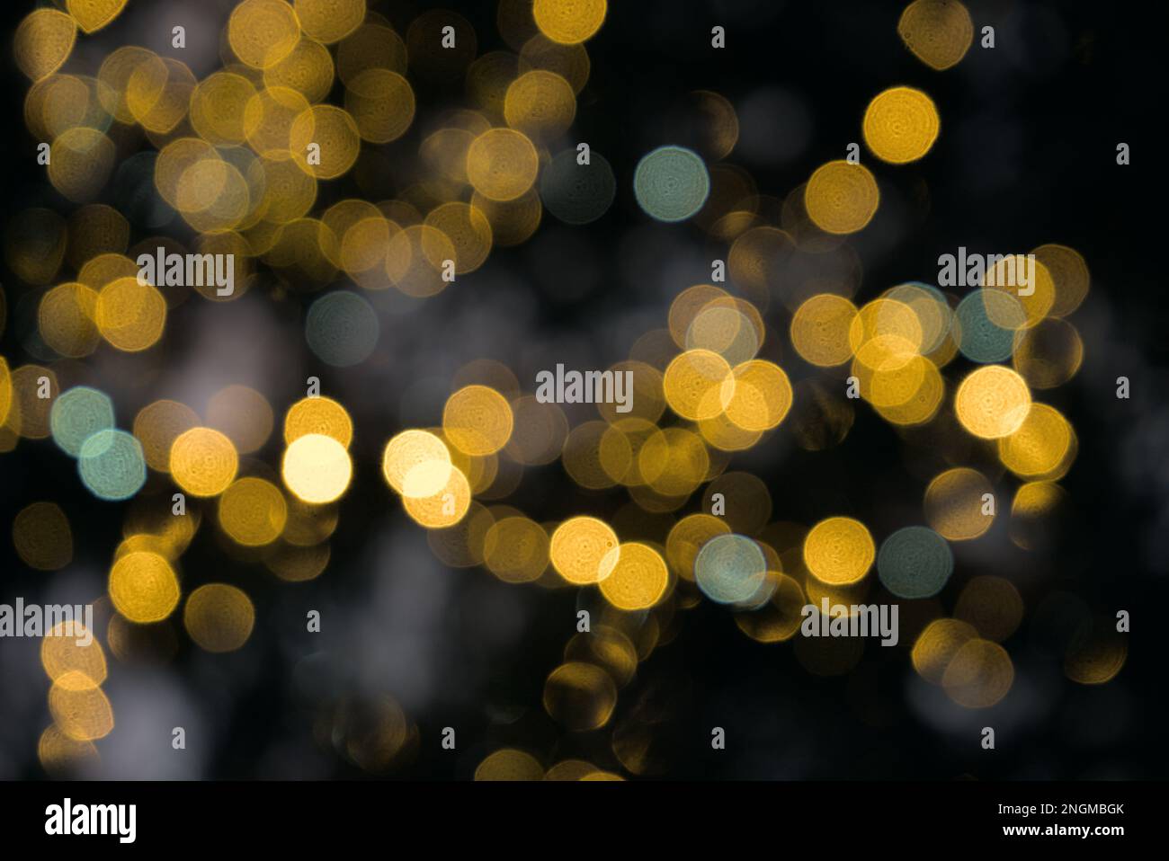 Leuchtende Blase gelber Lichter, abstrakter Hintergrund, Bokeh-Unschärfe-Effekt Stockfoto